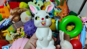 играем в веселого резинового зайчика для малышей