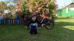 Учимся кататься на велосипеде с Даней!