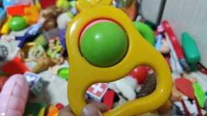 играем в весёлую игрушку погремушку для малышей