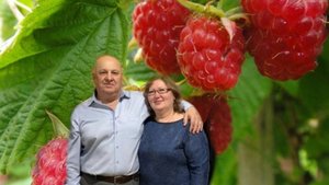 Любовь Костоглотова  "А малины слаще лишь его любовь"  (муз. К.Дерр, сл. И.Скибиной)