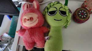 играем в мягкие игрушки спрунки и лабубу для детей