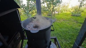 Вареный рулет из грудинки в казане.часть1