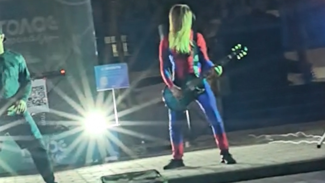 Невероятная рок-банда на набережной Ростова смотреть онлайн