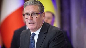 Участники лондонской акции против мигрантов назвали мусорной политику Стармера