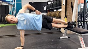 Боковая планка на прямой руке с ногами на тумбе