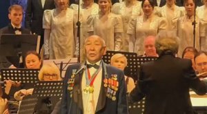 Иван Степанов исполняет песню "Сахам Сирэ барахсан" (Моя Якутия) на юбилейном вечере