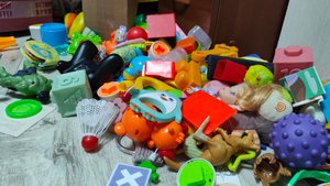 рассматриваем игрушки в детской комнате