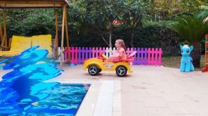 Миллион воздушных шариков в машине и кукла за рулём — это так весело!