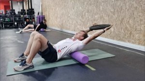 Разгибания грудного отдела через роллер с блином 5кг