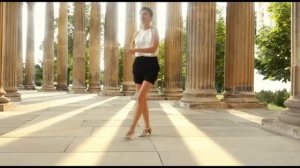 Электро свинг..Девушка прекрасно танцует