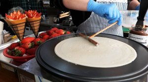 Корейская блинная лавка со свежими клубничными блинами и яичными вафлями