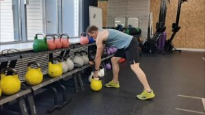 Тяга гири к поясу в наклоне с опорой на скамью