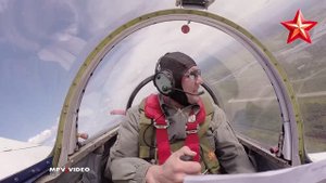 Пилот в кабине самолета Як-52 ~ тренировочный полет ~ аэродром Кречевицы в Великом Новгороде