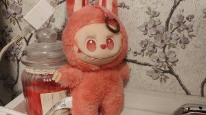 играю с мягкой игрушкой лабубу