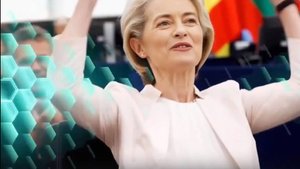 Сегодня праздник у девчат.Поет Урсула фон дер ляйен.