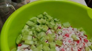 добавляю огурцы в крабовый салат