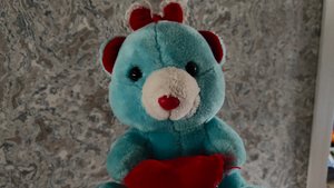 плюшевый медвежонок поет весёлую песенку