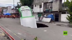 المكسيك.. حفرة عملاقة تبتلع شاحنة