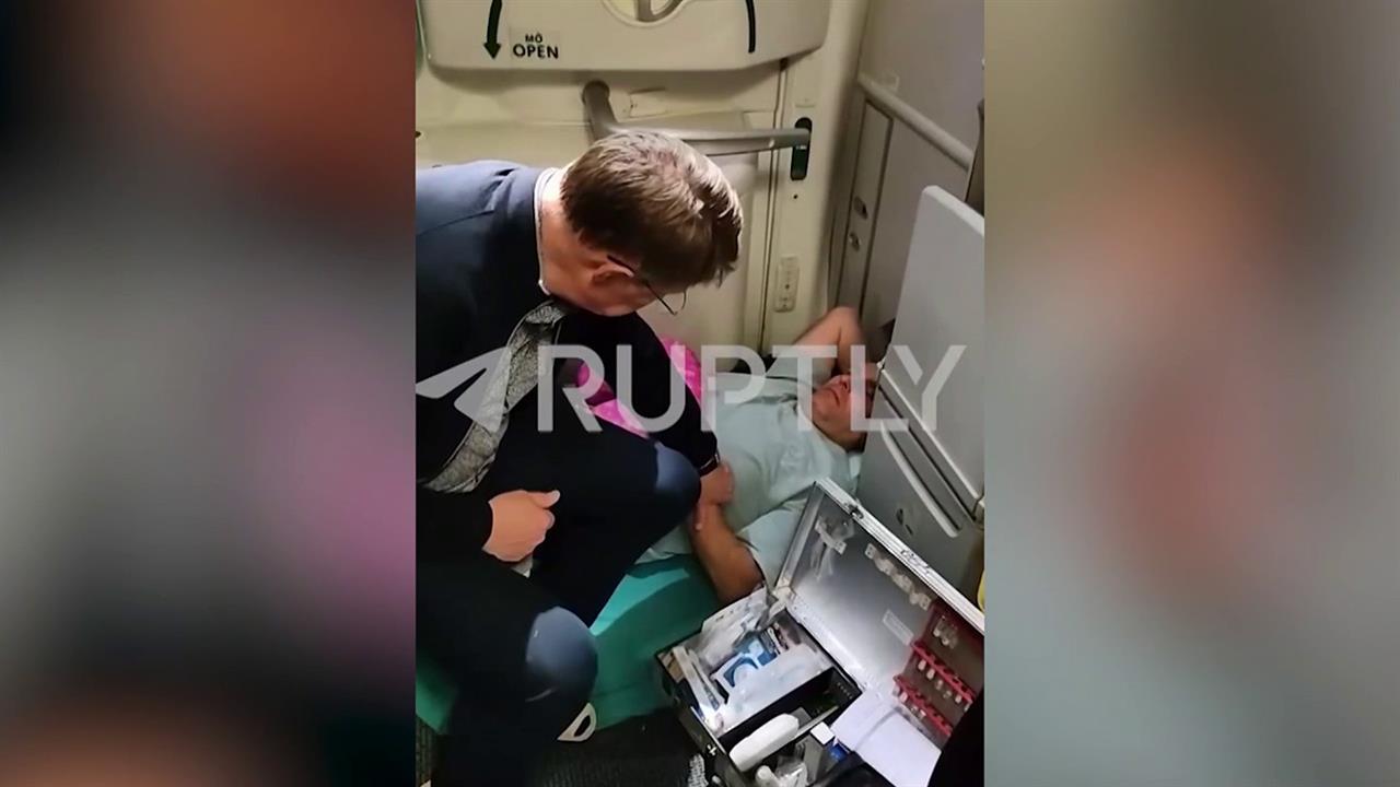 Глава российского Минздрава Михаил Мурашко спас пассажира в самолете