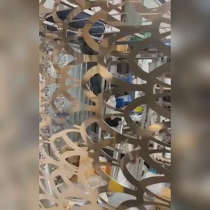 Декоративная решетка из нержавеющей стали с напылением нитрида титана золотого цвета