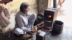 Как изготавливается нож-тесак для разделки мяса в Пакистане