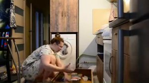 Уборка в кухонной мебели, готовлю себе обед