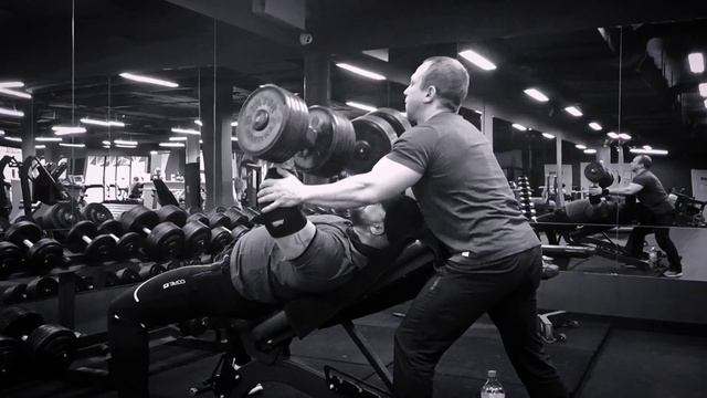 Жим гантелей под углом