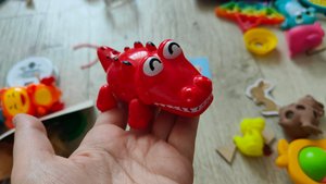 играем в заводного крокодильчика для малышей