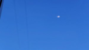 Самолет летит над деревней, жизнь в деревне