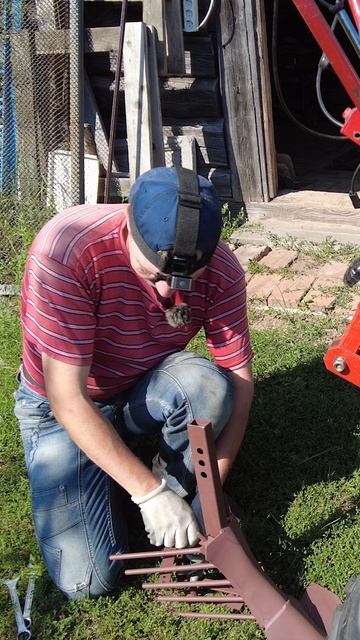 Выпрягаю мотоблок МТЗ Беларус-09Н из телеги. У меня новое приспособление для выкапывания картошки.