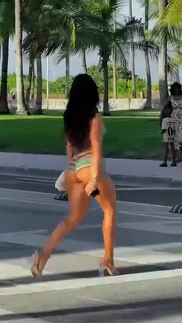 Сочная попка 🤤 смотреть онлайн