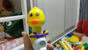 играем в утенка игрушку для малышей