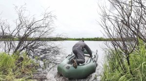 ПРОВЕРКА СЕТЕЙ НА ОЗЕРЕ. ПОШЕЛ МЕЛКИЙ ДОЖДЬ, НО ПРОВЕРЯТЬ И СНИМАТЬ УЛОВ НАДО. ЛОВЛЯ КАРАСЯ.