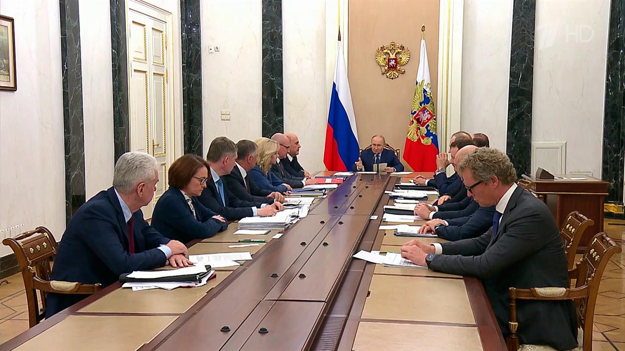 Борьбу с теневым сектором и снижение инфляции обсуждал президент на совещании по экономике