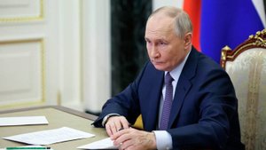 Путин: российская экономика должна пройти по "острому лезвию"
