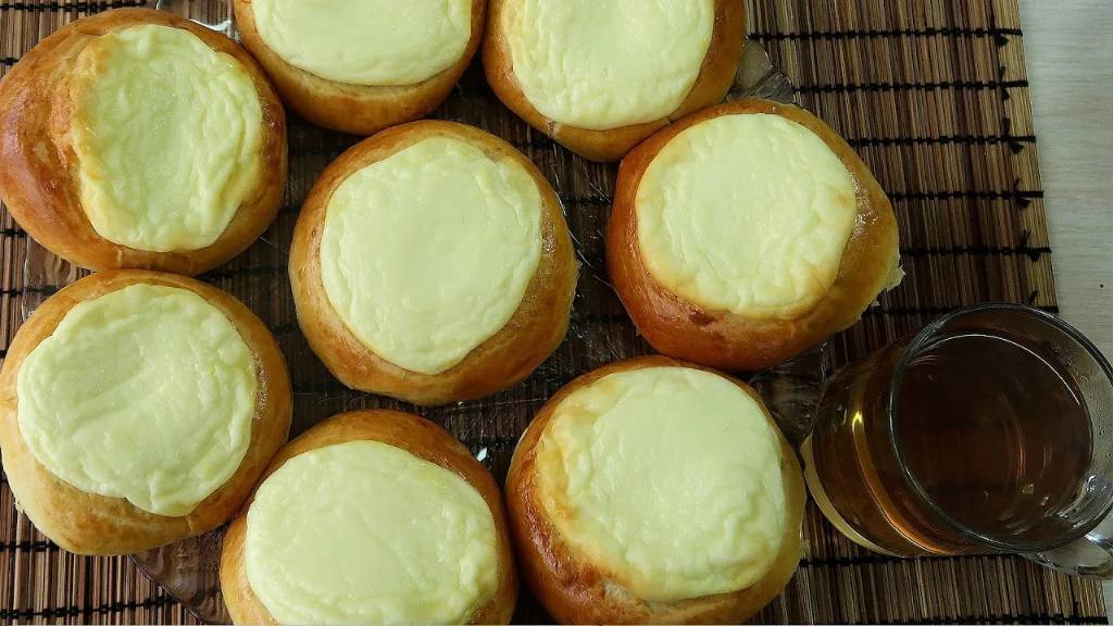 Простой рецепт нежнейших ватрушек с творогом.