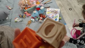 несу разноцветные кубики для детей