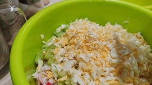 натираю яйца на крупной тёрке для салата