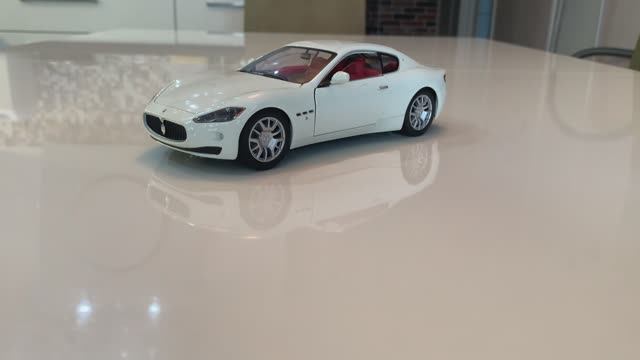Обзор модели Maserati GranTurismo в масштабе 1/24 от Mondo Motors