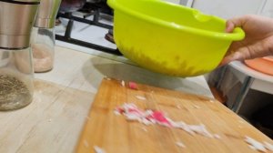 соединяю кукурузу и крабовые палочки для крабового салата