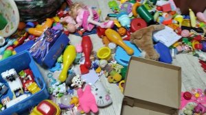 много игрушек в детской комнате