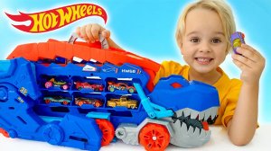 Крис играет с игрушечными машинками и спасает город Hot Wheels! Видео от Влада и Ники!