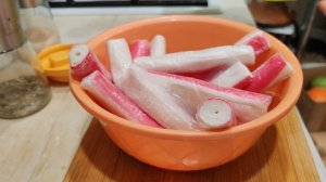 готовлю крабовый салат, подготавливаю крабовые палочки