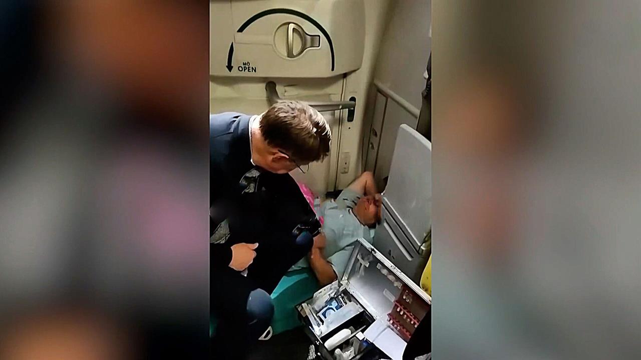 Спасение пассажира в самолете главой Минздрава Мурашко сняли на видео