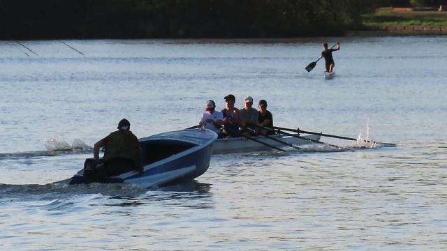 Тренировка гребцов на реке Свислочь в Минске.