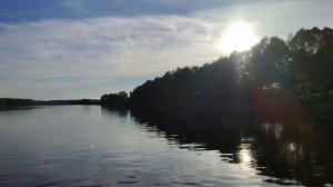 Живописный поворот катера в лучах заходящего солнца. Очень красиво!