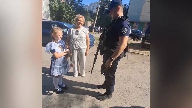 Самым юным школьникам в День знаний полицейские дарили плюшевые игрушки и сладости смотреть онлайн