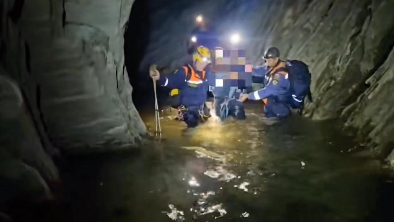 Спасатели эвакуировали в горах Сочи супружескую пару с младенцем: видео