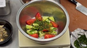 Кахетинский салат из свежих овощей с орехами