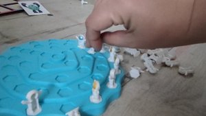 играем в детский балансир